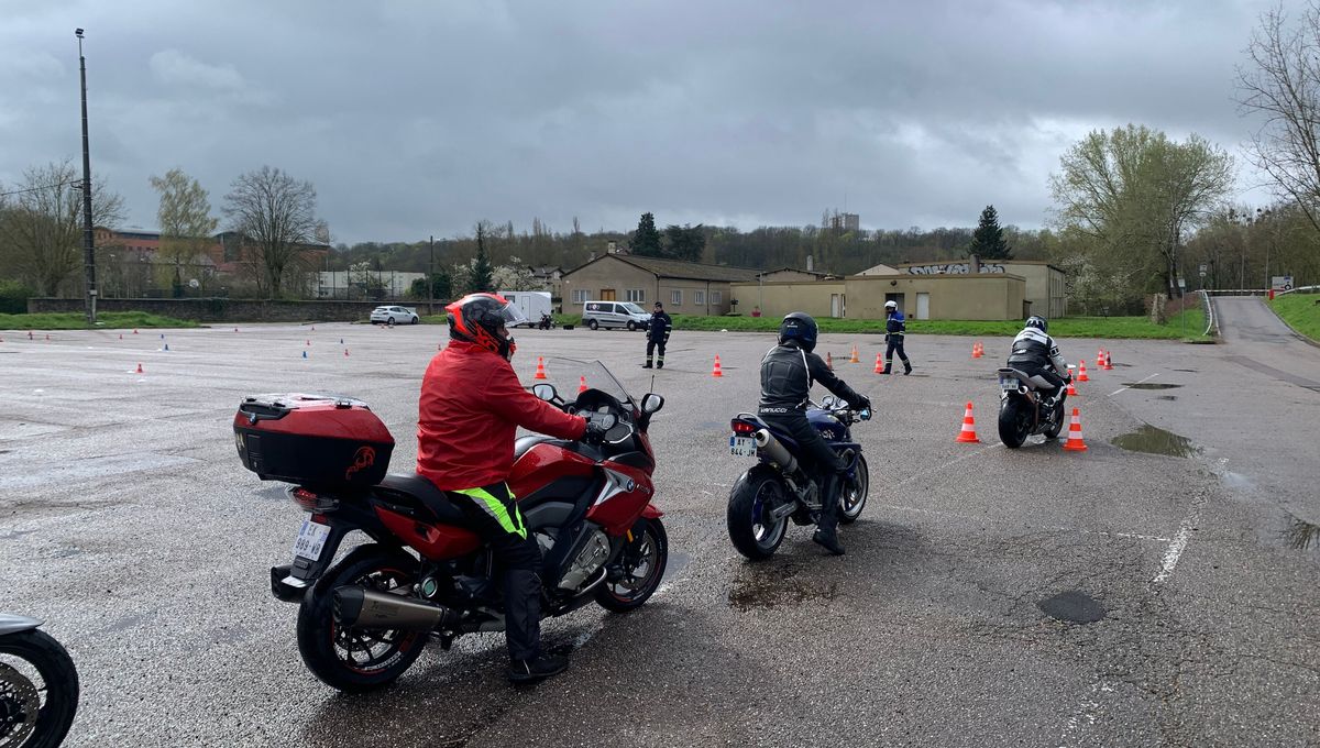 La direction interdépartementale de la police en Moselle a organisé plusieurs ateliers ce dimanche à Saint-Julien-lès-Metz à destination des motards.