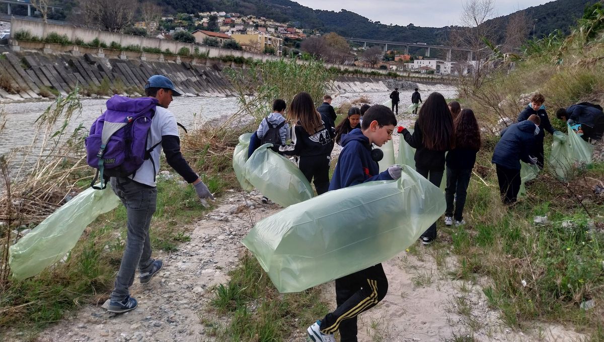 Une quinzaine d'adolescents du collège La Bourgade de La Trinité ont nettoyé le Paillon ce lundi 25 mars 2024.