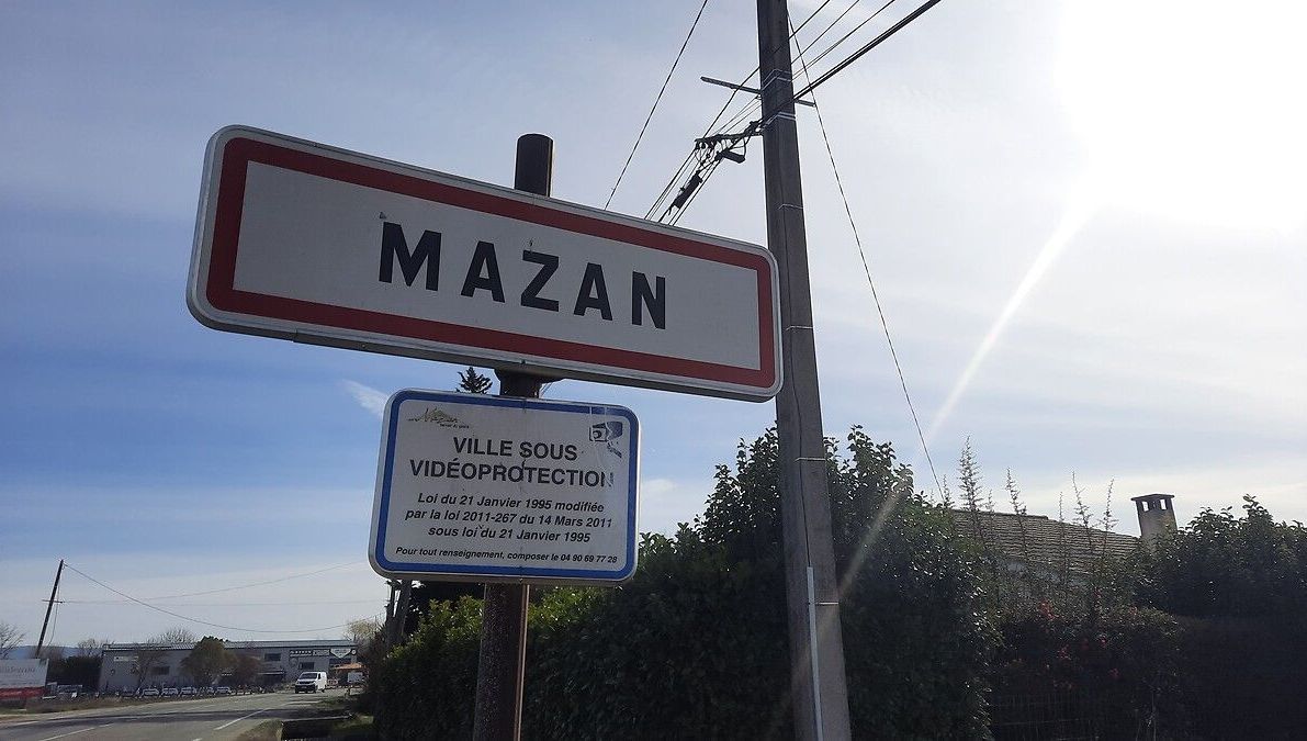 Une pancarte à l'entrée de la commune de Mazan.