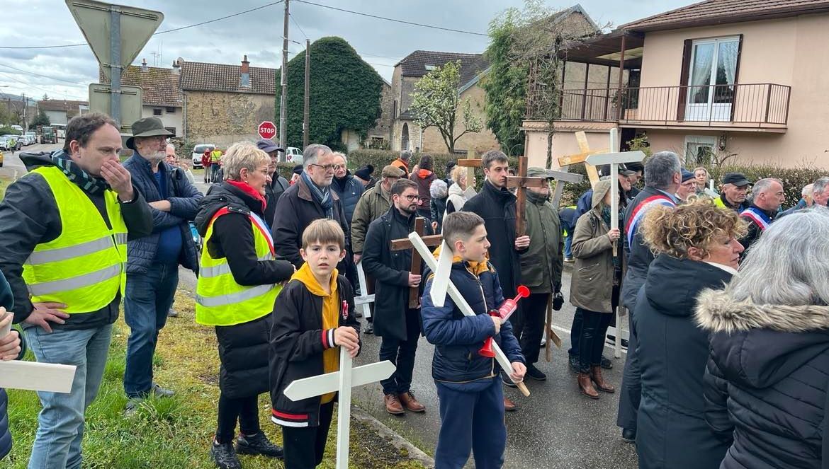 Des habitants et élus se sont rassemblés à Pomoy ce 3 avril, croix en bois à la main, pour rendre hommage aux 63 morts sur cette route en 30 ans