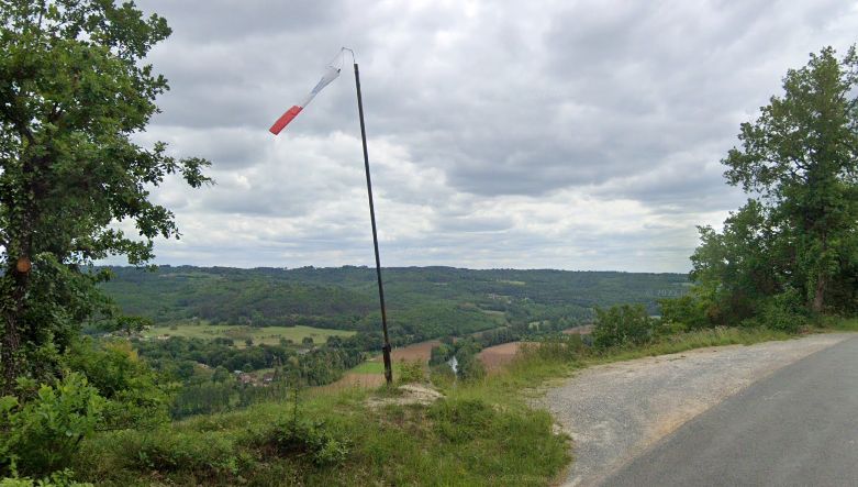 La voiture a chuté au niveau de l'aire de décollage des parapentes, sur la côte de Jor.