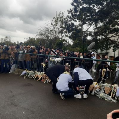 Marche blanche en hommage à Philippe, tué à Grande-Synthe : ses frères déposent une gerbe de fleurs blanche sur le lieu de l'agression