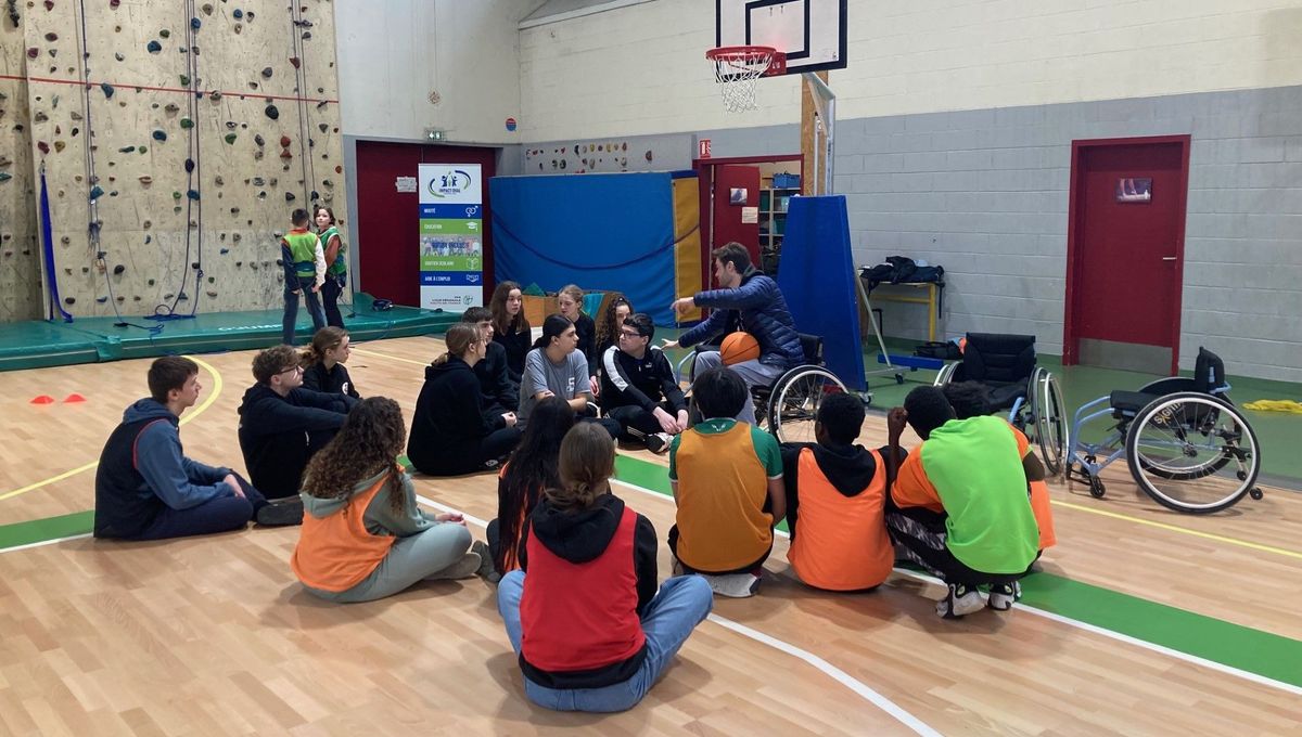 Les élèves du collège Pierre Mendès-France de Tourcoing s'essayent au basket-fauteuil