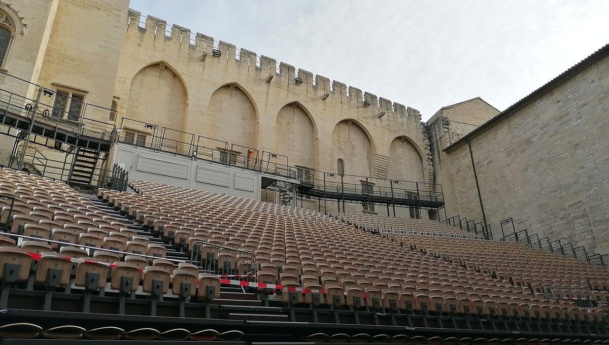 La cour d'honneur du palais des Papes d'Avignon (Vaucluse)