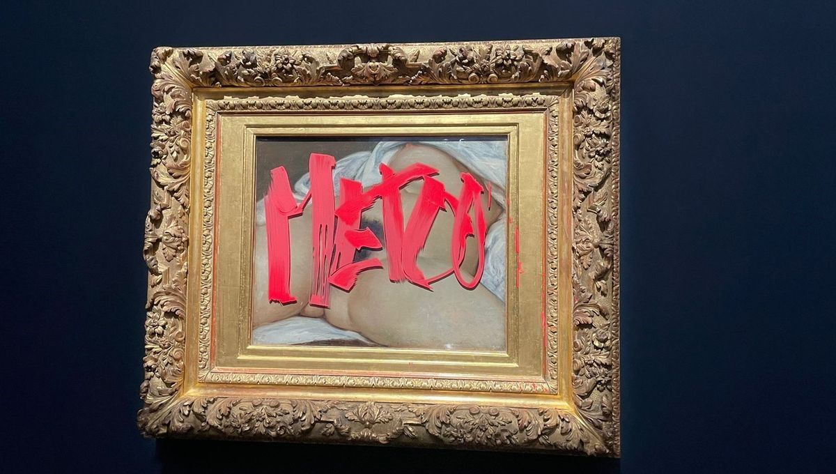 Les mots "Me Too" ont été inscrits à l'aide de peinture rouge sur la vitre protégeant le tableau.