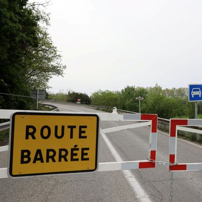 La sortie 2 de la Nationale 12 est fermée au moins jusqu'au milieu de la nuit à cause d'un accident de poids lourd.