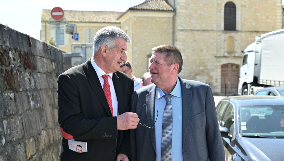 Jean Lassalle et Willy Schraen en campagne dans le Gers en avril dernier, à Condom.