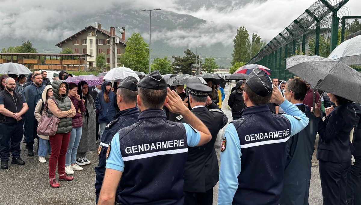 Minute de silence devant le centre pénitentiaire de Varces le 15 mai 2024.