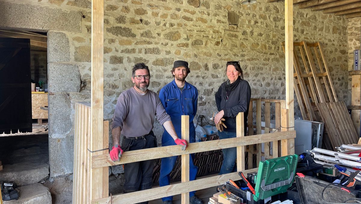 L'association "Pépi'Nonière", avec Patrick, Clément et Elise, s'est lancée dans la construction d'un projet "made in Creuse : une boutique-buvette mobile.