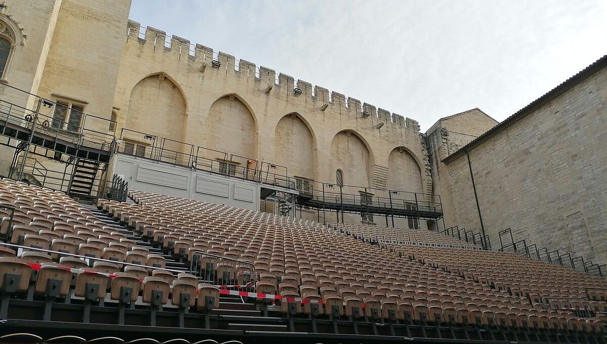 La cour d'honneur du palais des Papes d'Avignon (Vaucluse)