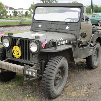 Une Jeep Willys, modèle arrivé en France à l'été 1944, identique à celle que Louis conduit aux commémorations.