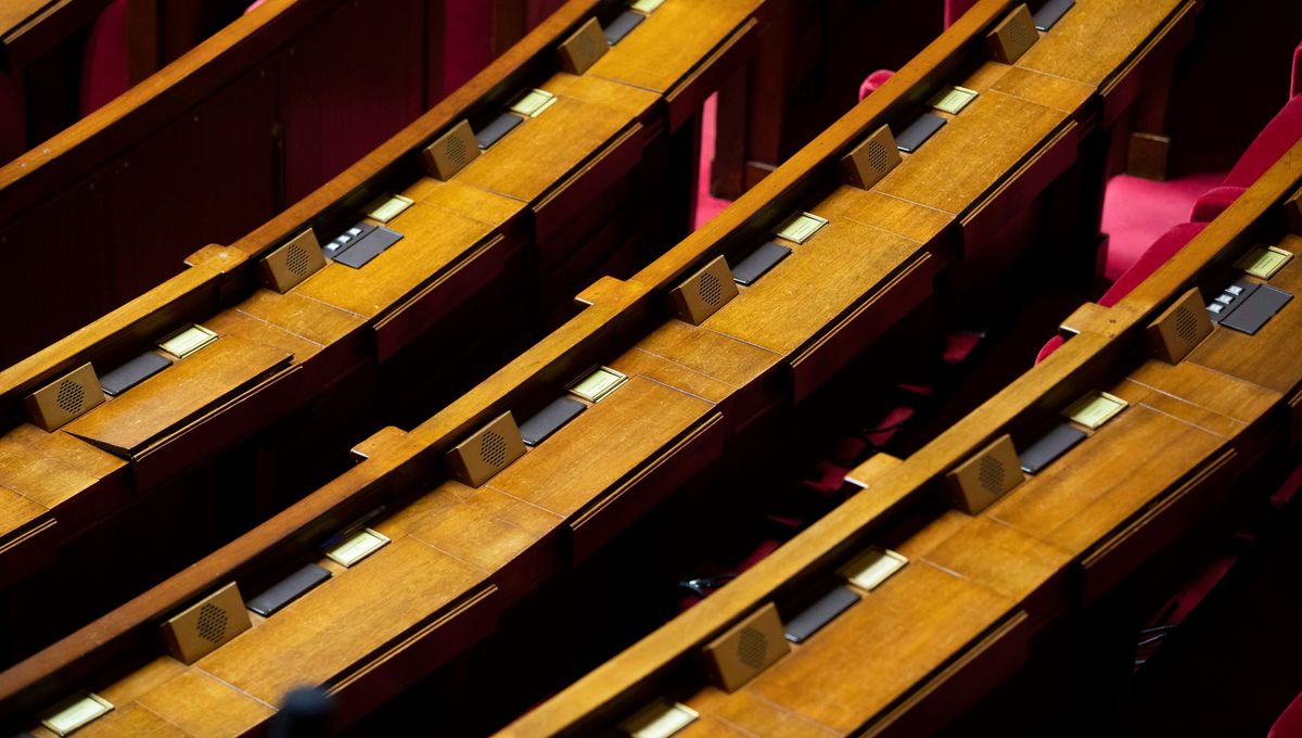 Illustration de l'hémicycle vide à l'Assemblee nationale.