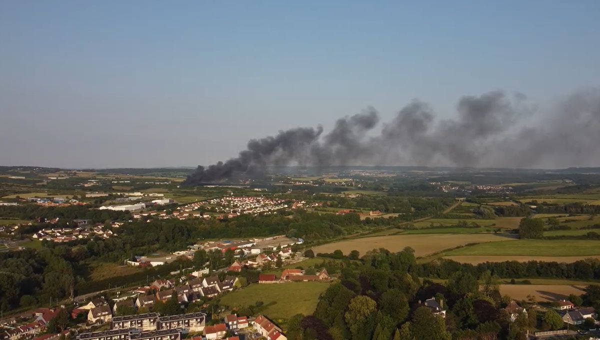 La fumée est visible à des kilomètres dans le Boulonnais