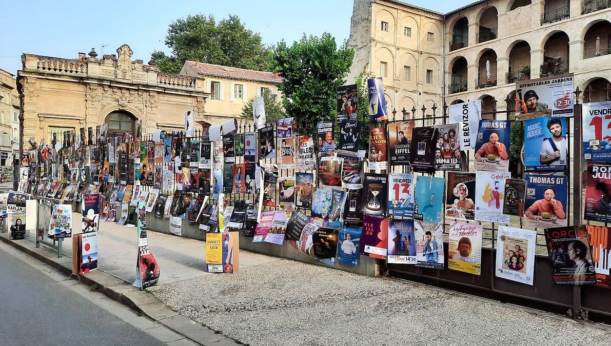 Les affiches du festival Off d'Avignon 2024 dans les rues de l'intramuros