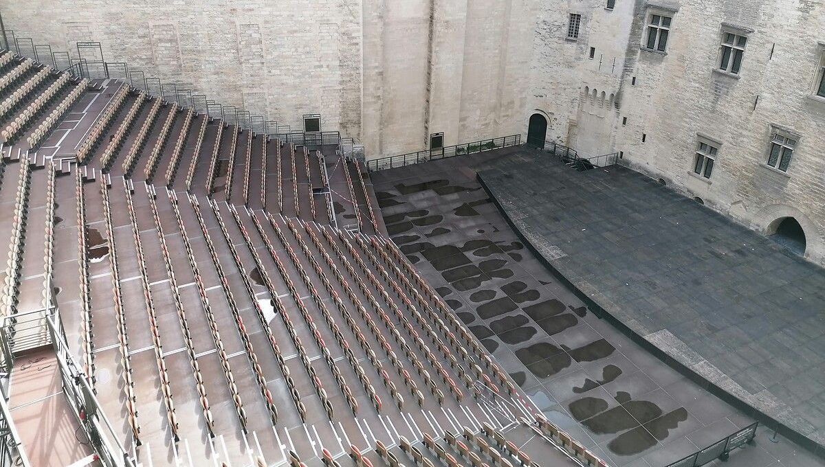 La cour d'honneur du palais des Papes d'Avignon (Vaucluse)