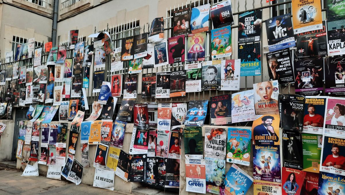 Les affiches du festival off 2024 dans les rues d'Avignon ce vendredi 28 juin