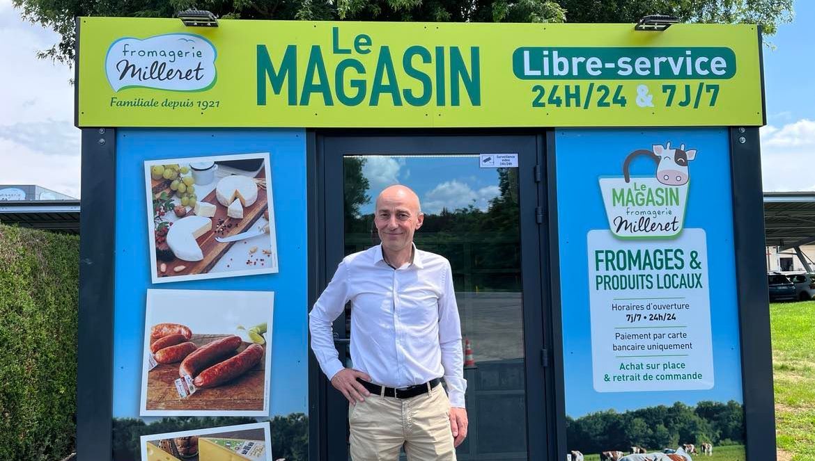 Thierry Martin, le directeur général de la fromagerie Milleret, pose fièrement devant le distributeur automatique de fromages inauguré à Charcenne