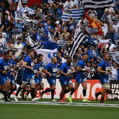 Les Vannetais à l'échauffement devant leur public avant leur finale de Pro D2 contre Grenoble