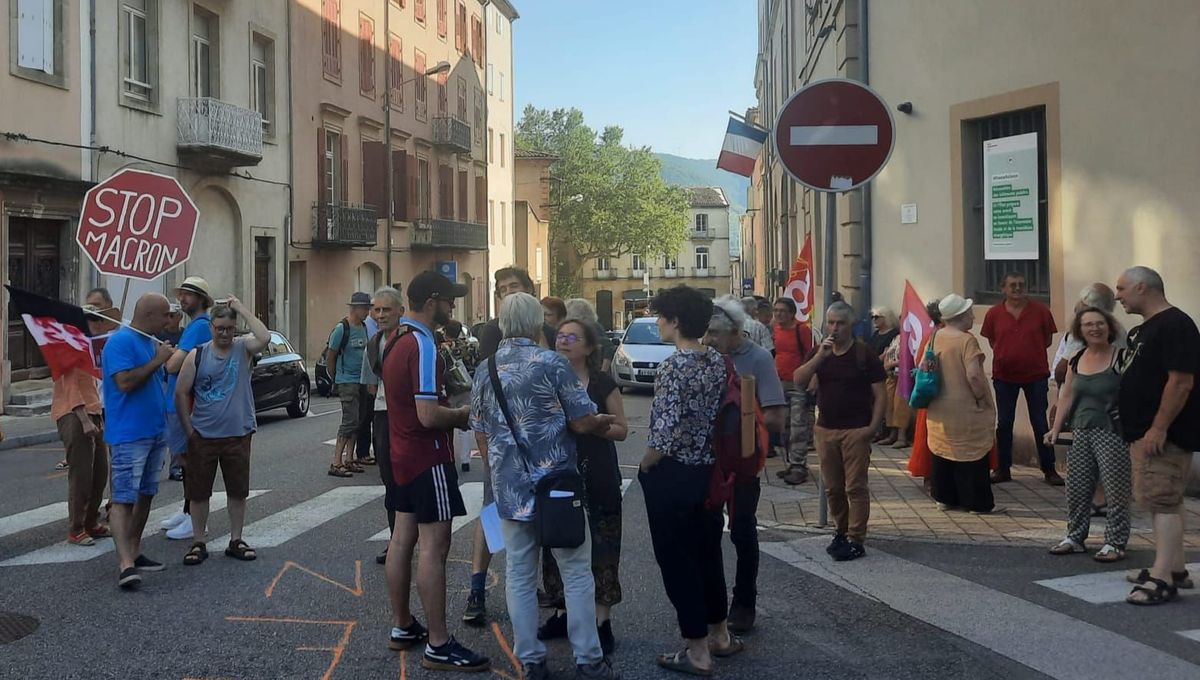 Une cinquantaine de militants LFI et de la CGT se sont retrouvés ce jeudi soir devant la préfecture de l'Ardèche