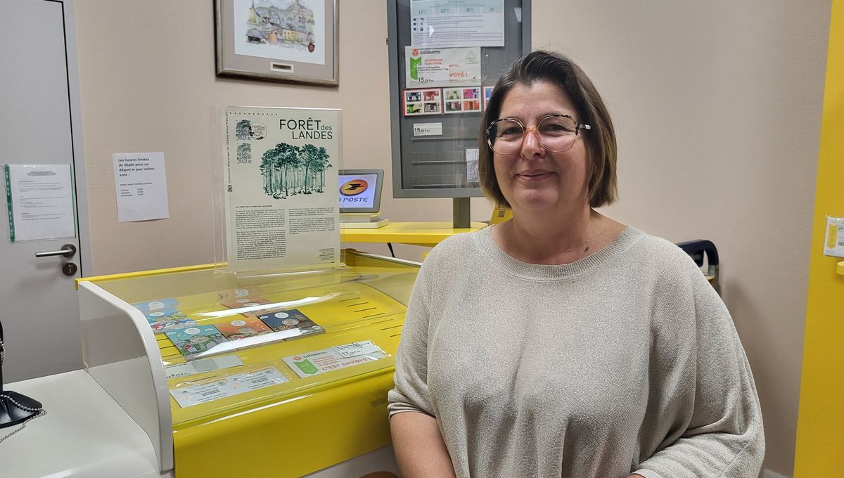 Christelle, de l'agence communale postale, vend les timbres et la planche de l'avant première. Elle va accrocher la sienne dans un cadre.