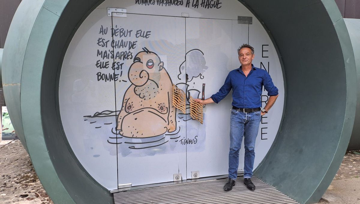 Jean-Christophe Berrux, le directeur du musée de l'eau de Pont-en-Royans, devant un dessin de Tignous.