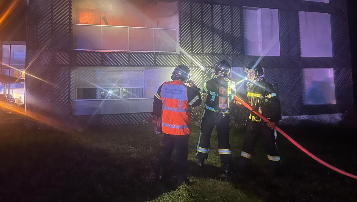 46 sapeurs-pompiers sont intervenus toute la nuit pour éteindre l'incendie dans un immeuble au Rheu près de Rennes.