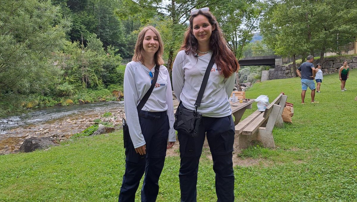 Mélodie et Lisa ont été recrutés comme hydroguides cet été en Isère.