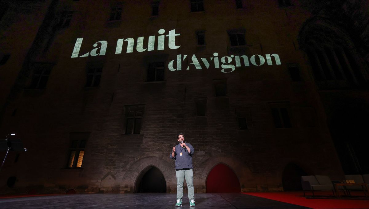 Le directeur du Festival d'Avignon sur la scène de la cour d'honneur du Palais des papes ce 5 juillet