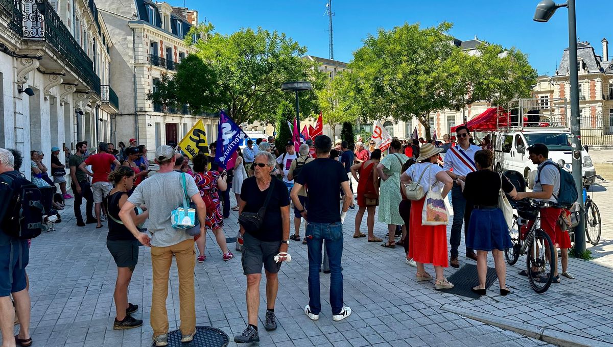 Une centaine de militants syndicaux se sont rassemblés jeudi midi devant la préfecture de la Vienne à Poitiers en soutien au Nouveau Front populaire