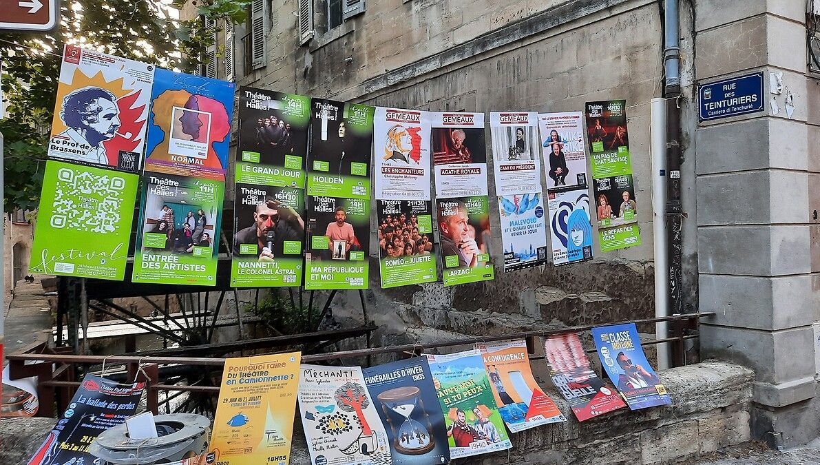 Les affiches du festival Off d'Avignon 2024 dans les rues de l'intramuros.