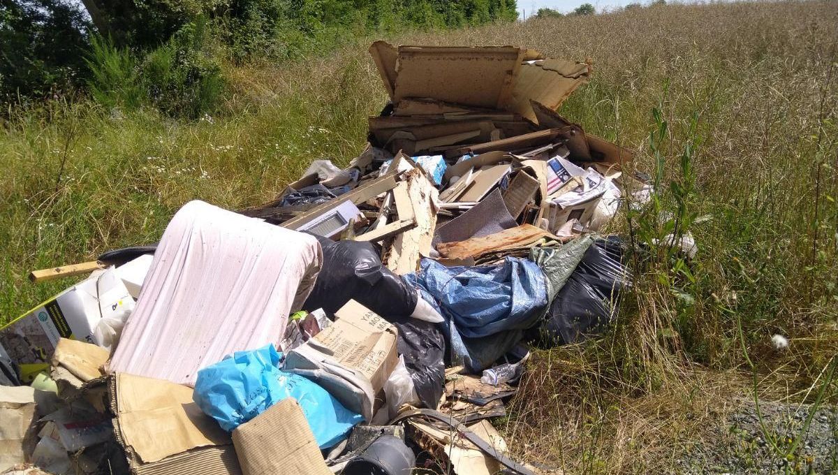 Selon l'agriculteur, entre sept et neuf m3 de déchets ont été déversés sur sa propriété.