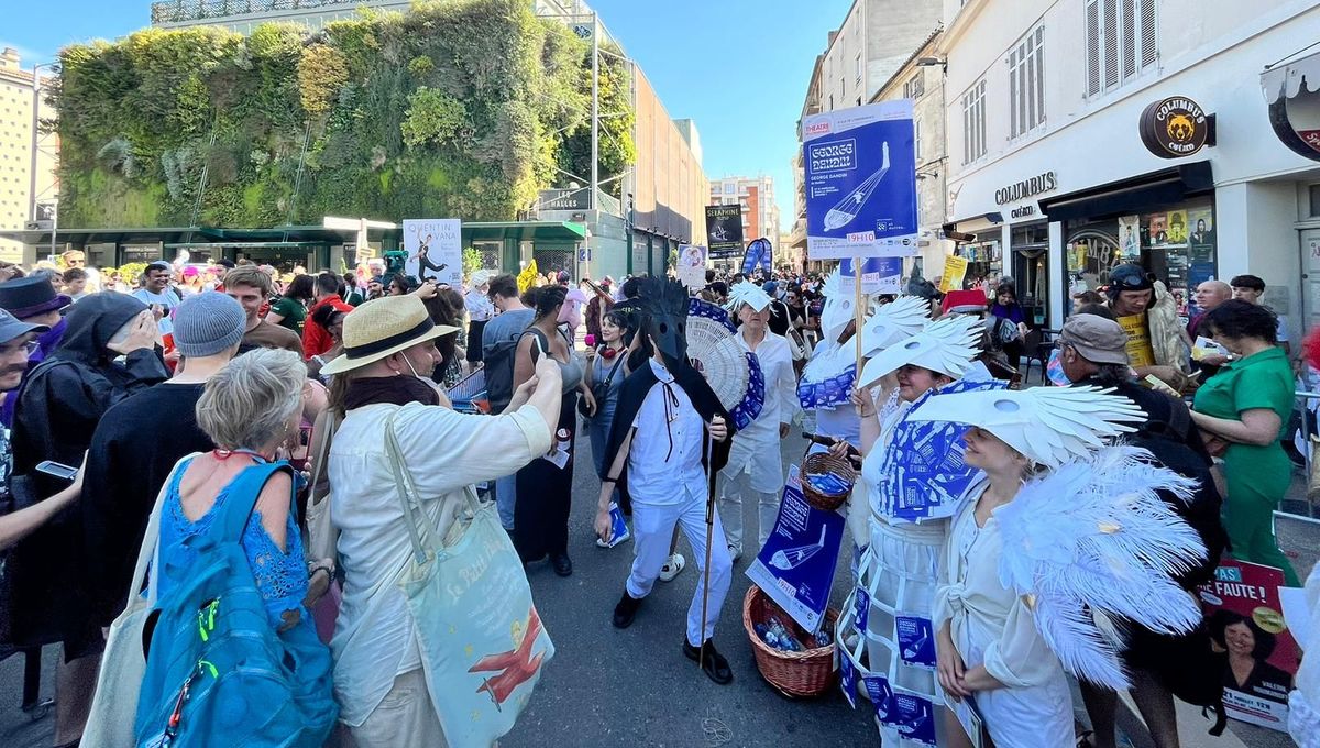 La grande parade du Off 2024 s'élance de la place Pie à Avignon ce 2 juillet