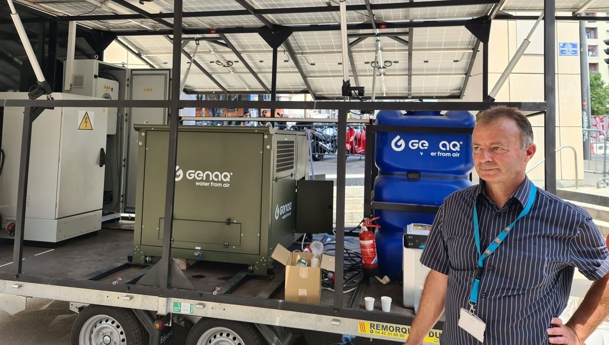 Philippe Gonin, co-fondateur de AirDrink devant le premier générateur d'eau atmosphérique mobile de la région Sud.