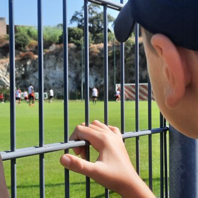 Un jeune supporter de l'AC Ajaccio lors d'un entraînement le 24 juillet à Timizzolo