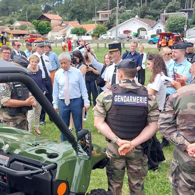 Le préfet Etienne Guyot au milieu des forces de l'ordre à Lacanau