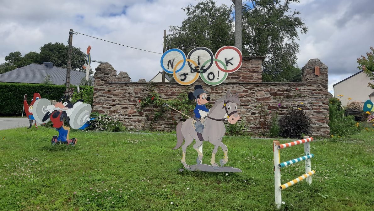 Les décorations mises en place par les bénévoles de Quilly, sur le thème des Jeux Olympiques, ont été taguées, il y a quelques jours.