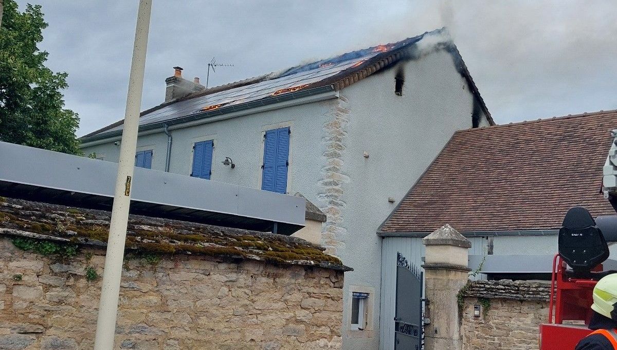 Incendie de la toiture d'une maison à Vignoles