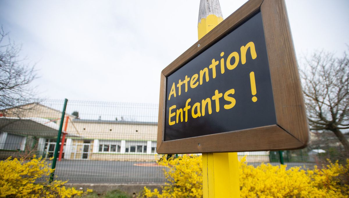 Un panneau de signalisation devant une école de Périgueux en Nouvelle-Aquitaine. Image d'illustration.