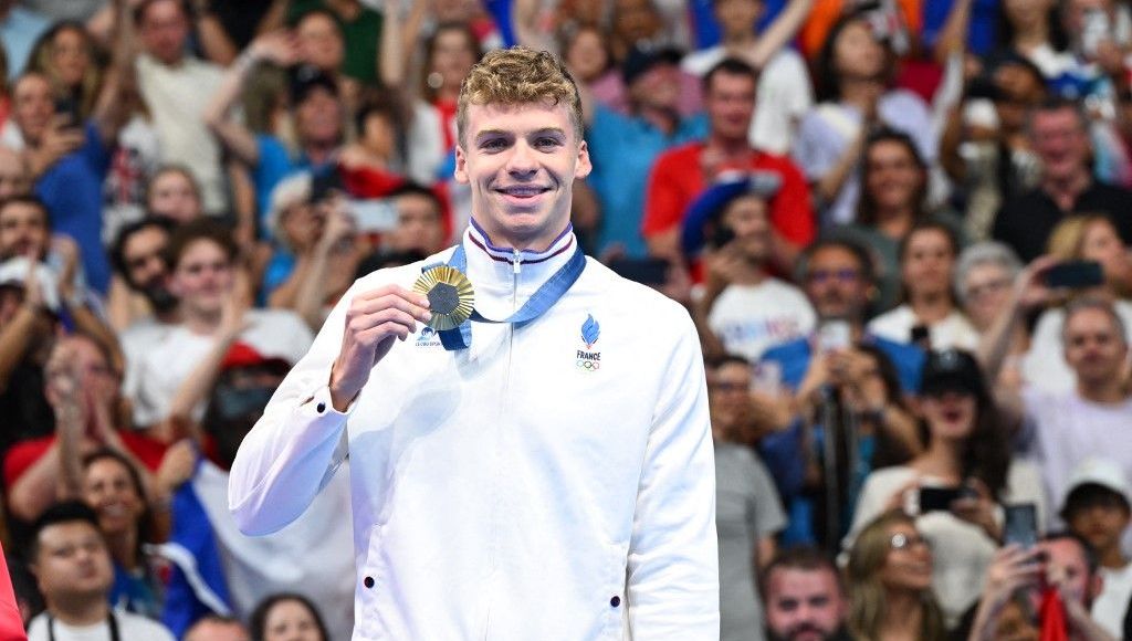 Le nageur français Léon Marchand avec une médaille d'or lors de ces JO de Paris 2024