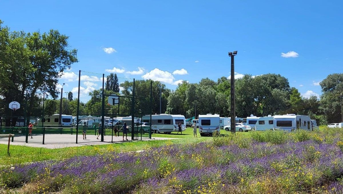 Des caravanes installées au stade Pierre-Rey de Saint-Gervais-sur-Roubion