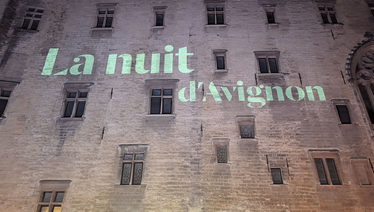 La Nuit d'Avignon dans la Cour d'honneur du Palais des papes.