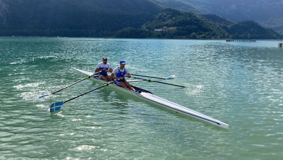 Les équipes de Grèce et du Japon s'entraînent pour les JO de Paris sur la base départementale d'aviron de Novalaise en Savoie.