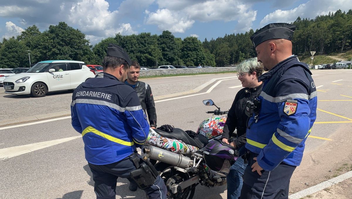 Avec un sonomètre, les gendarmes ont mesuré la puissance sonore de la moto