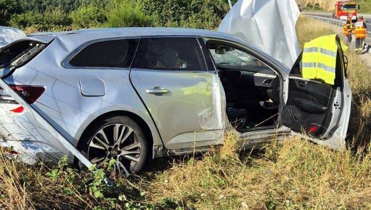 Les trois occupants de la voiture n'ont pas de blessure apparente selon la Gendarmerie, malgré la violence du choc.