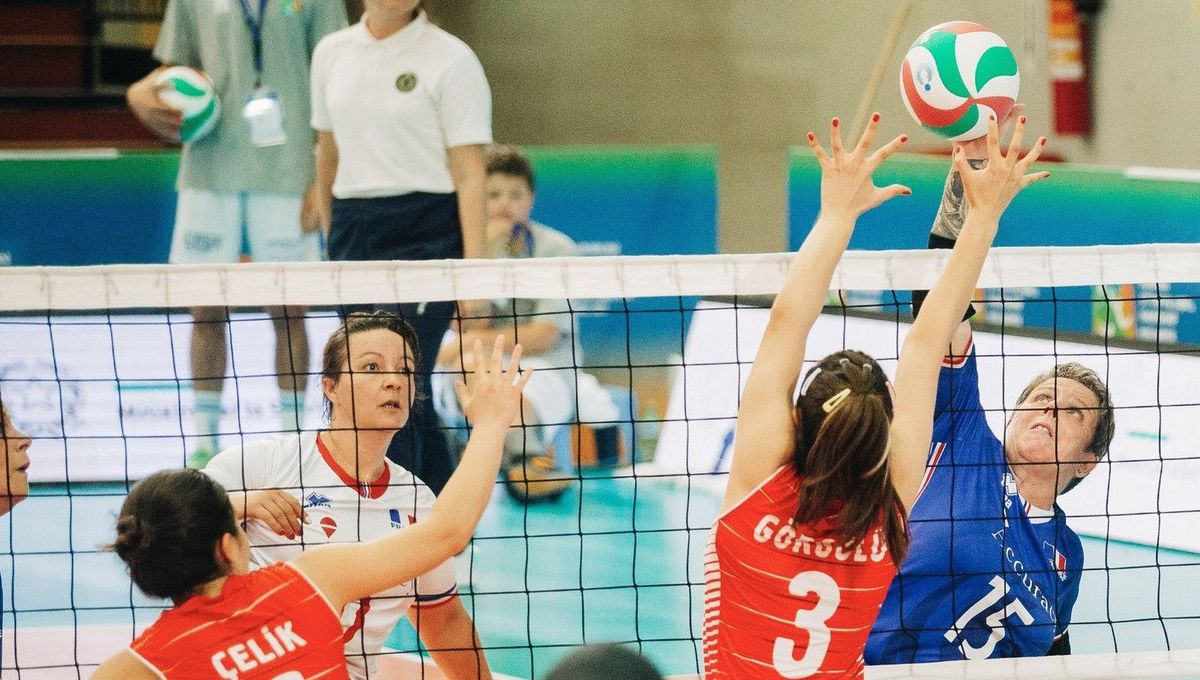 Lynda Medjaheri, à gauche, en plein match de volley-assis.