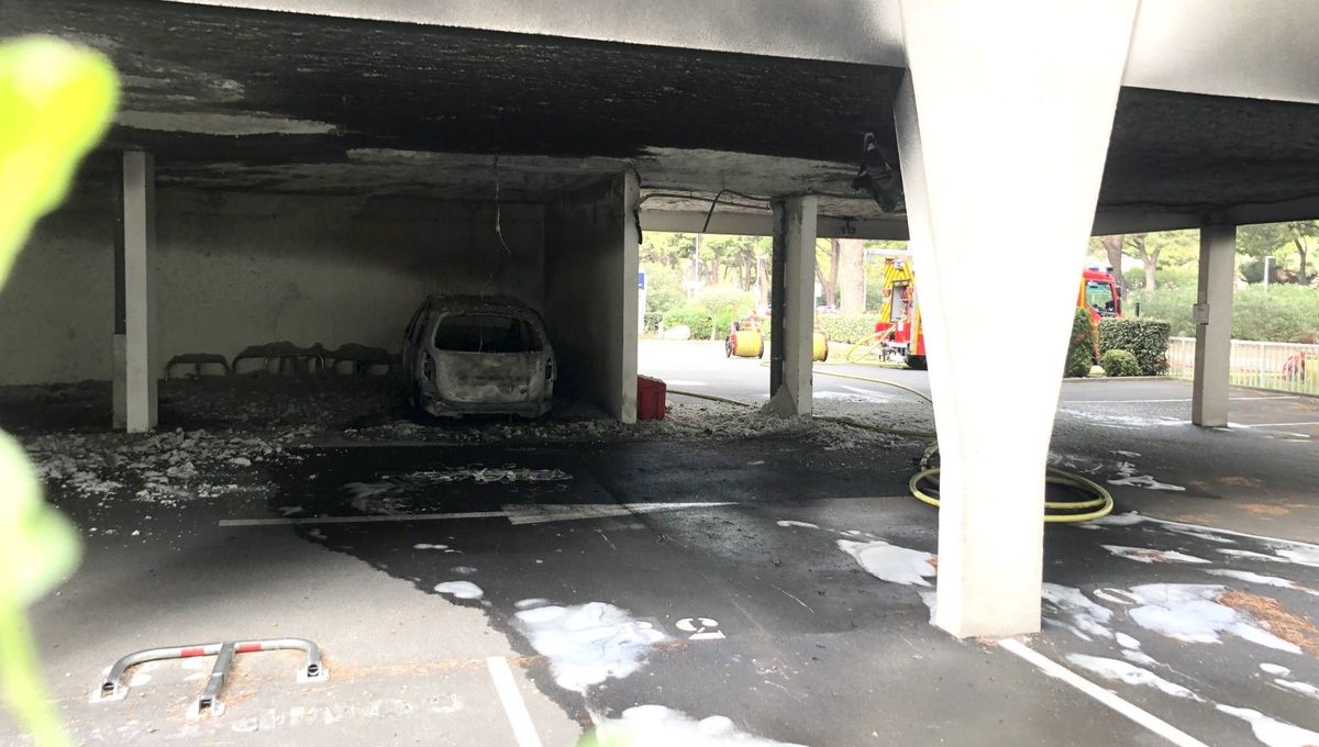 Une des deux voitures qui a brûlé au cours de l'attaque.