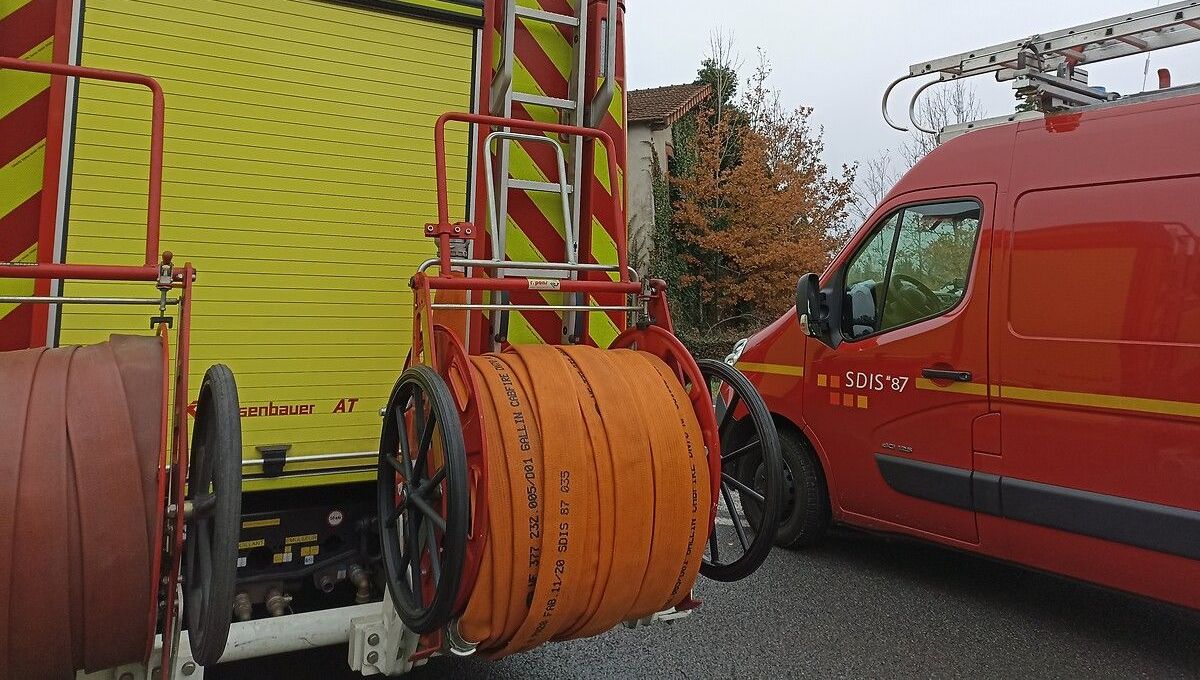 Véhicule de pompiers SDIS 87 et lances à incendie (photo d'illustration)