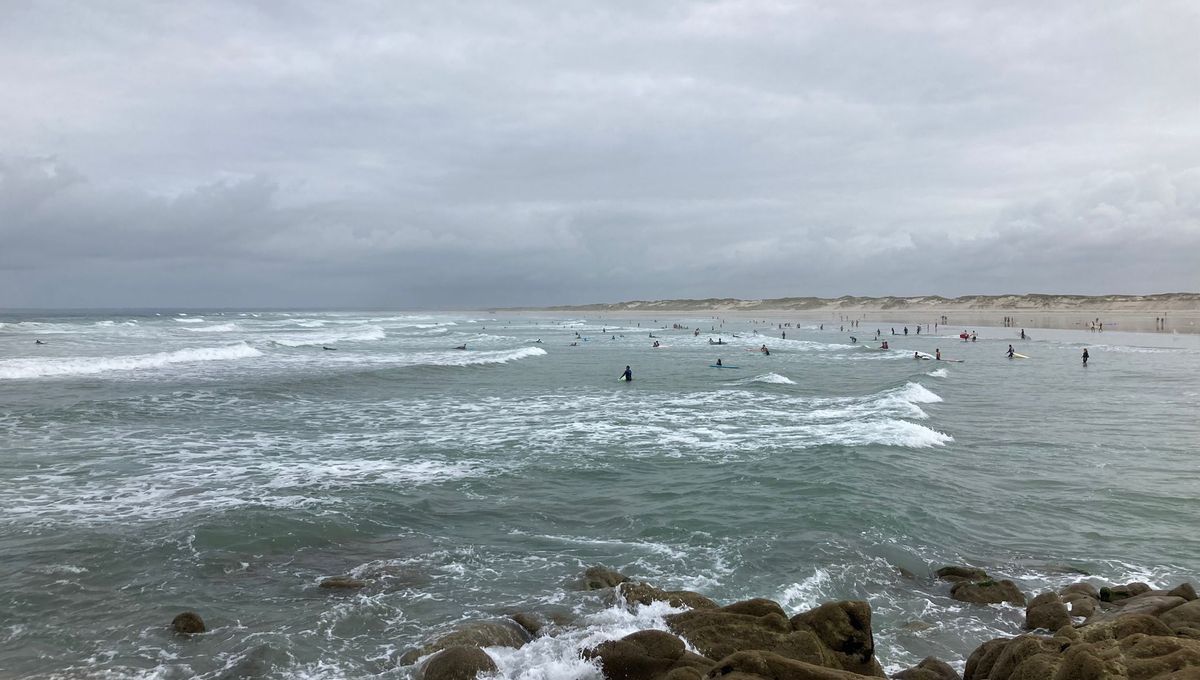 Les vagues de la Torche pullulent de surfeurs pendant l'été.