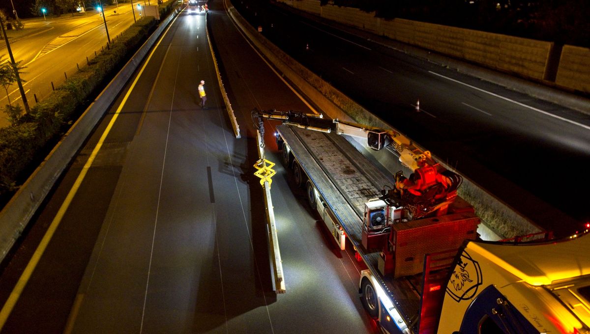 La mise en place du chantier consiste notamment à installer des murets en béton afin de délimiter le basculement à 2 x 2 voies de circulation.