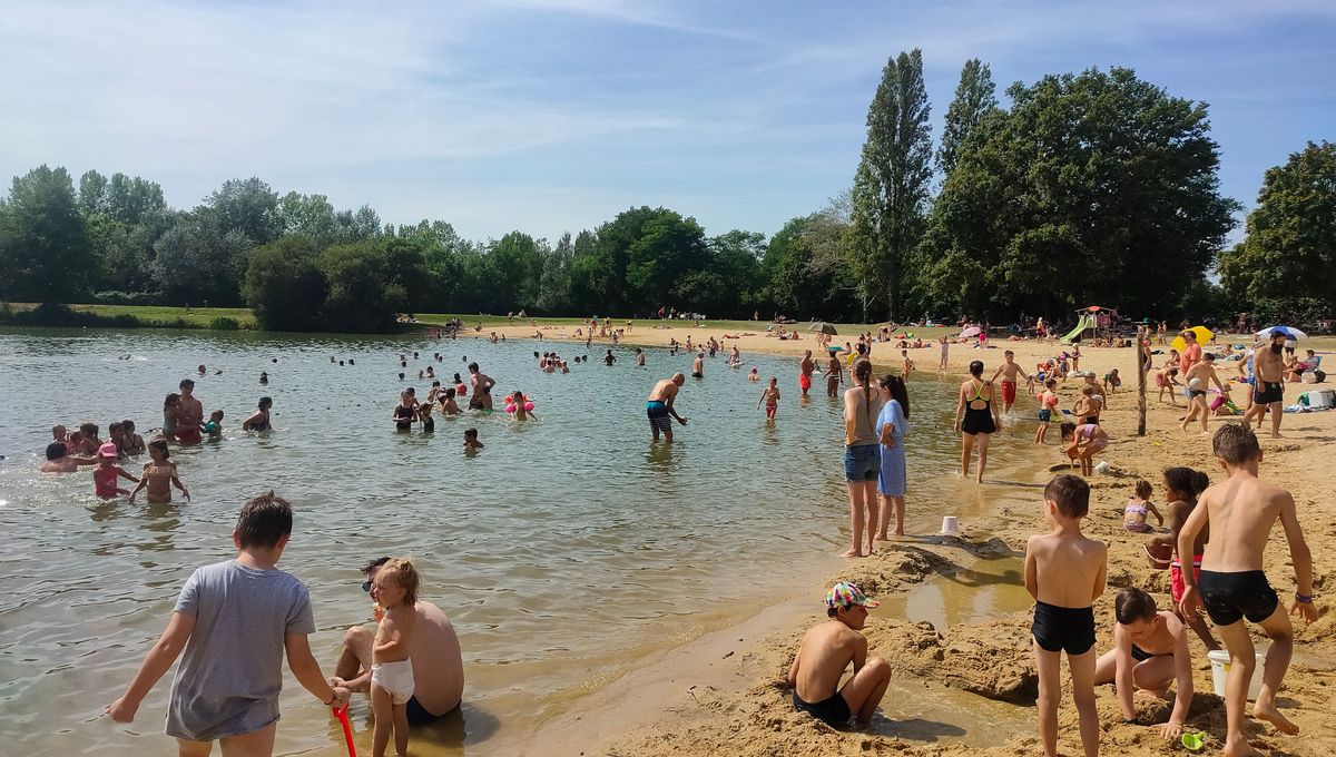 Une dernière baignade avant la rentrée au domaine du Houssay à Spay